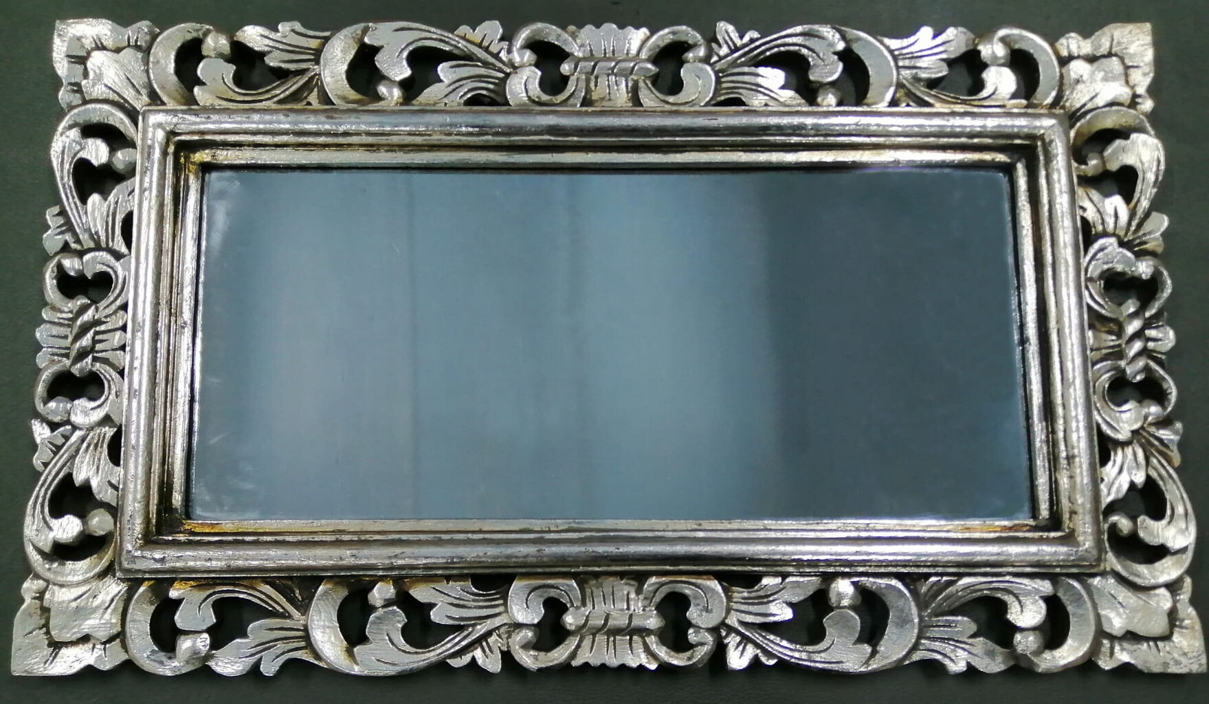 Rankomis raižytas vonios veidrodis mediniais rėmais, 80 x 120 cm, SAMBLUNG, sidabrinis kaina ir informacija | Vonios veidrodžiai | pigu.lt