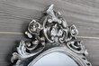 Rankomis raižytas vonios veidrodis mediniais rėmais, 80 x 100 cm, DESNA, sidabrinis цена и информация | Vonios veidrodžiai | pigu.lt