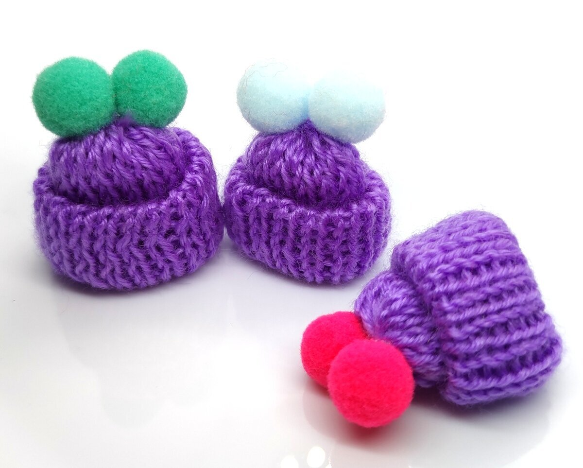 Megzta kepurė dekoratyvinė su dviem bumbulais, violetinė kaina ir informacija | Papuošalų gamybai, vėrimui | pigu.lt
