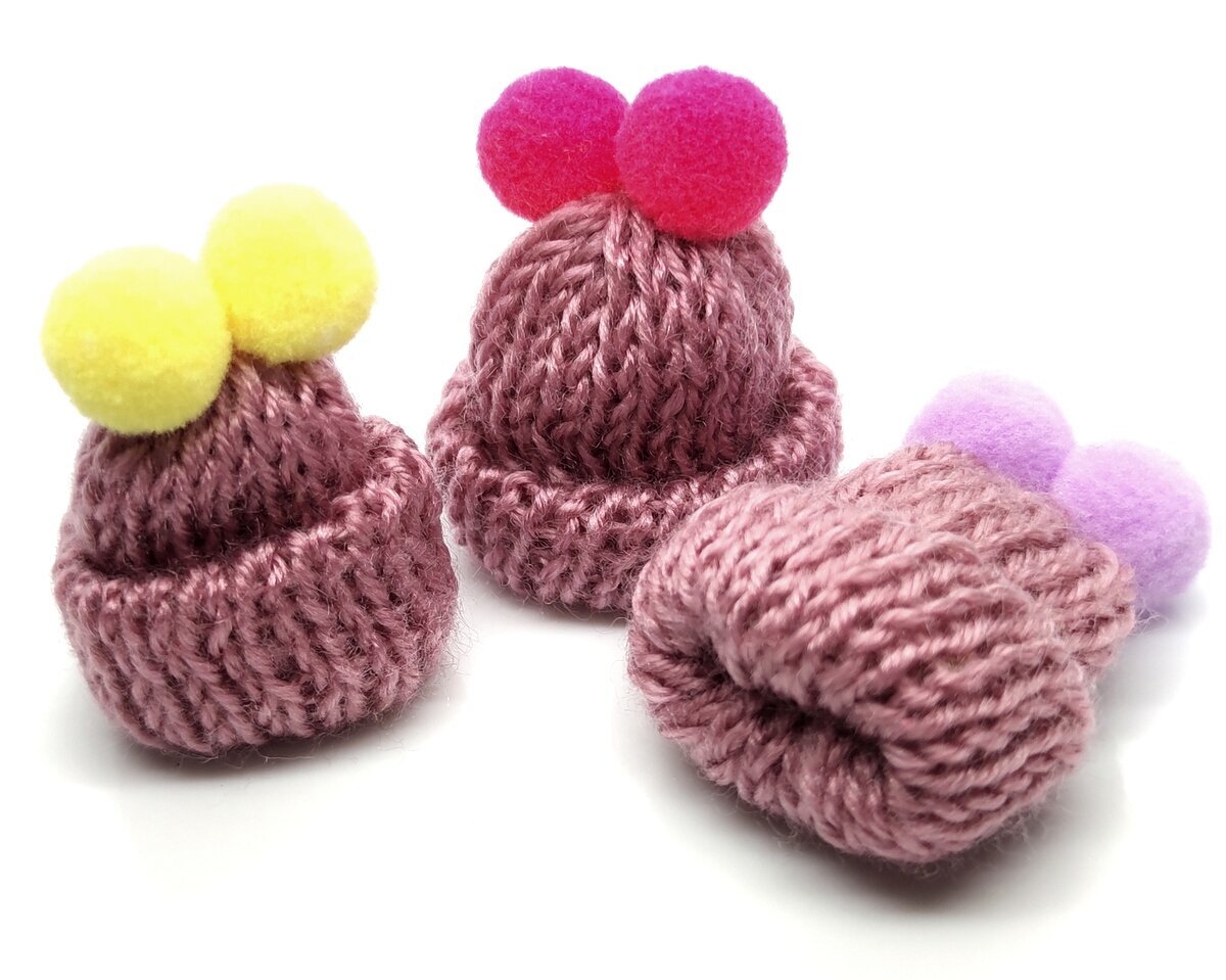Megzta kepurė dekoratyvinė su dviem bumbulais, violetinė цена и информация | Papuošalų gamybai, vėrimui | pigu.lt