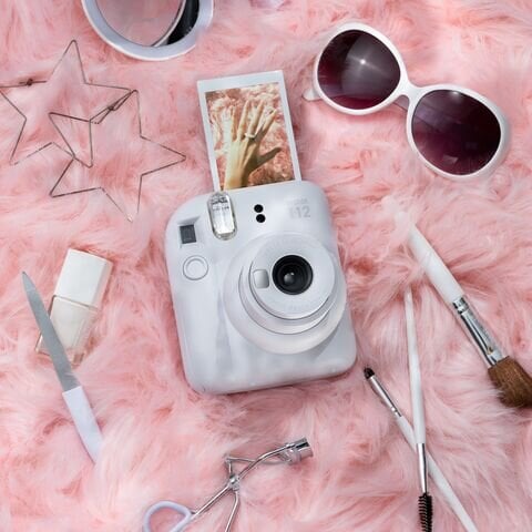 Fujifilm Instax Mini 12, Clay White цена и информация | Momentiniai fotoaparatai | pigu.lt