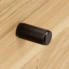 Дубовая тумба Naby No. 1, Natural Lacquer, черная кнопка ручки цена и информация | Прикроватные тумбочки | pigu.lt