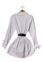 Белая длинная рубашка с черным поясом - New Sunshine цена и информация | Женские блузки, рубашки | pigu.lt
