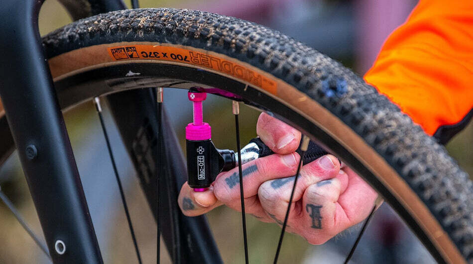 Suspaustų CO2 dujų pompa su balionėliu Muc-Off Co2 MTB Inflator Kit, juoda цена и информация | Pompos dviračiams | pigu.lt