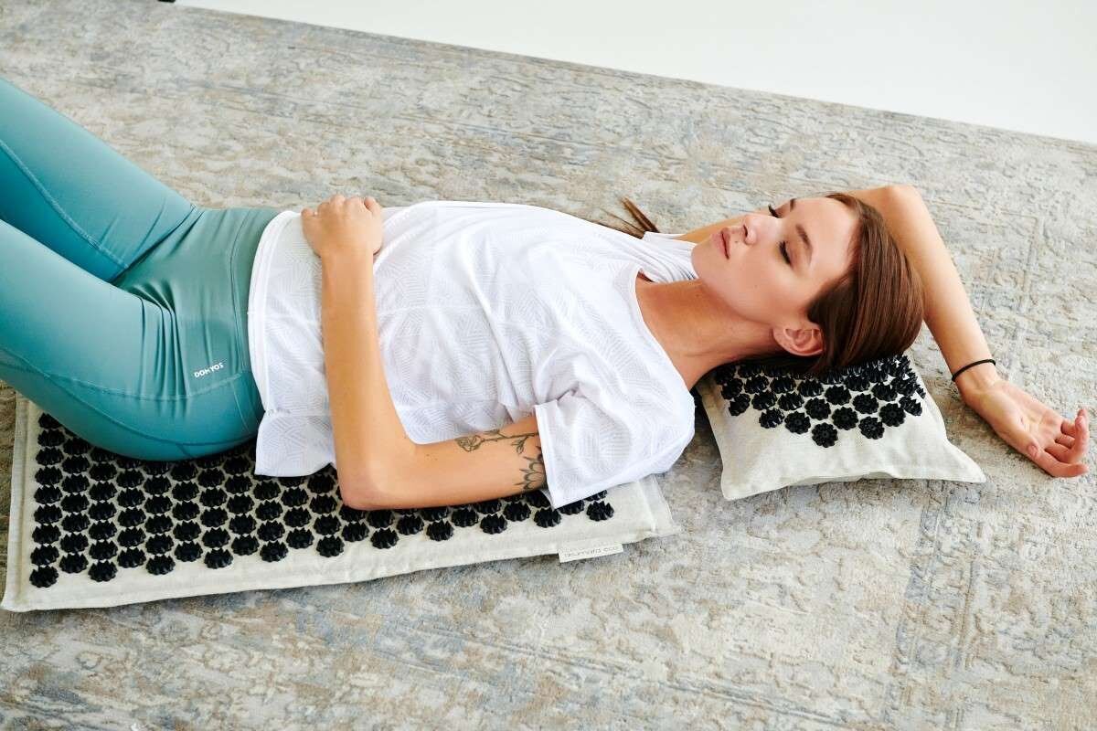Akupunktūrinis kilimėlis su pagalvėle Akumata Eco, juodos ir smėlio spalvos kaina ir informacija | Masažo reikmenys | pigu.lt