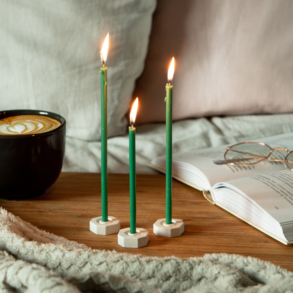 BlueBee Candles bičių vaško žvakės su dviem stoveliais, 40 vnt. kaina ir informacija | Žvakės, Žvakidės | pigu.lt