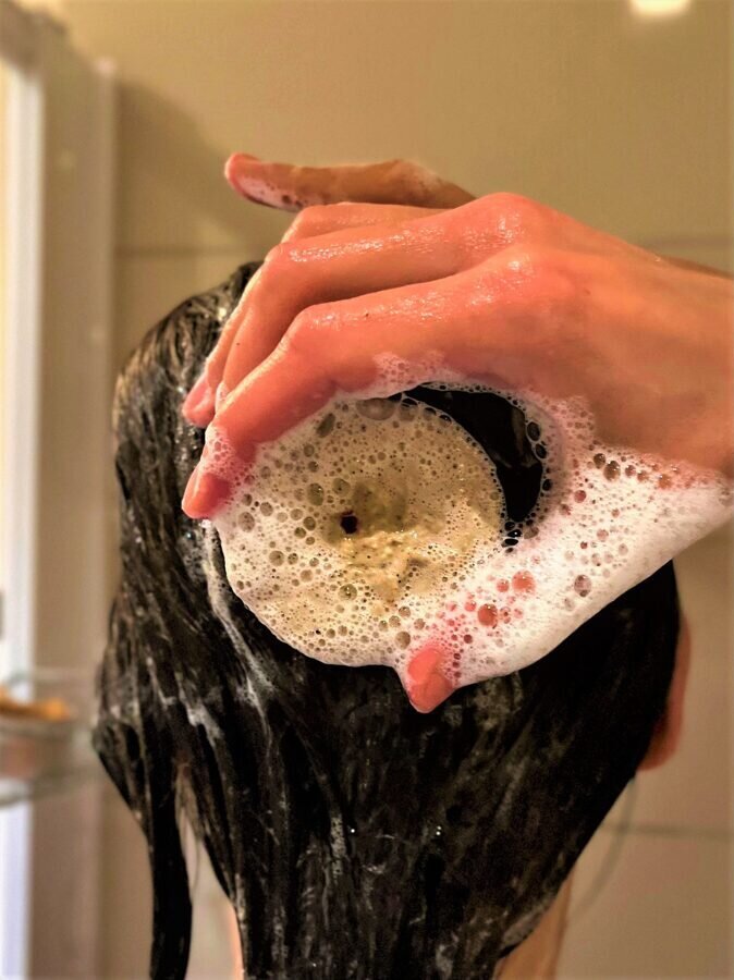 Kietas šampūnas tamsiems plaukams su kadagio ir kinrožės ekstraktais Marusha, 24 g kaina ir informacija | Šampūnai | pigu.lt