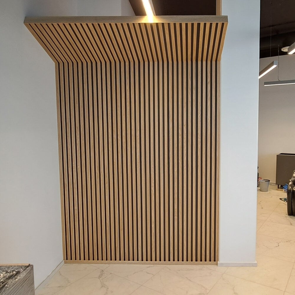 Akustinė linijinė dekoratyvinė plokštė su natūralaus ąžuolo lukštu. 2,5m kaina ir informacija | Plytelės sienoms | pigu.lt