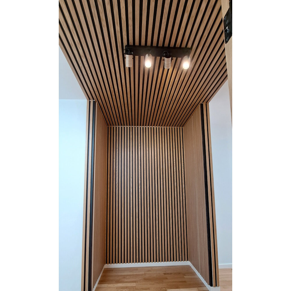 Linijinė dekoratyvinė plokštė su tripuse natūralaus ąžuolo lukštu. 2,43m kaina ir informacija | Plytelės sienoms | pigu.lt