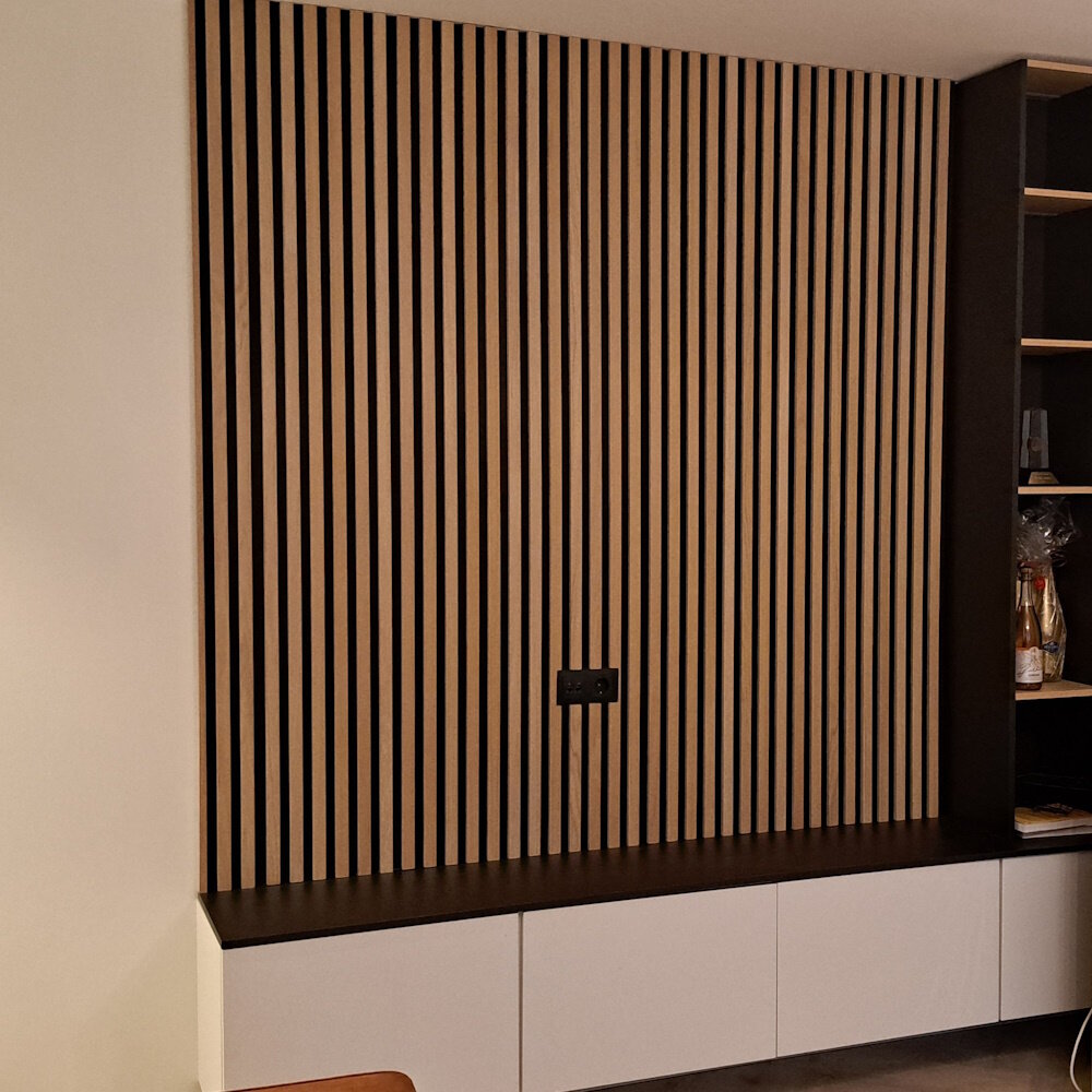 Akustinė linijinė dekoratyvinė plokštė su tripuse natūralaus ąžuolo lukštu. 2,5m kaina ir informacija | Plytelės sienoms | pigu.lt