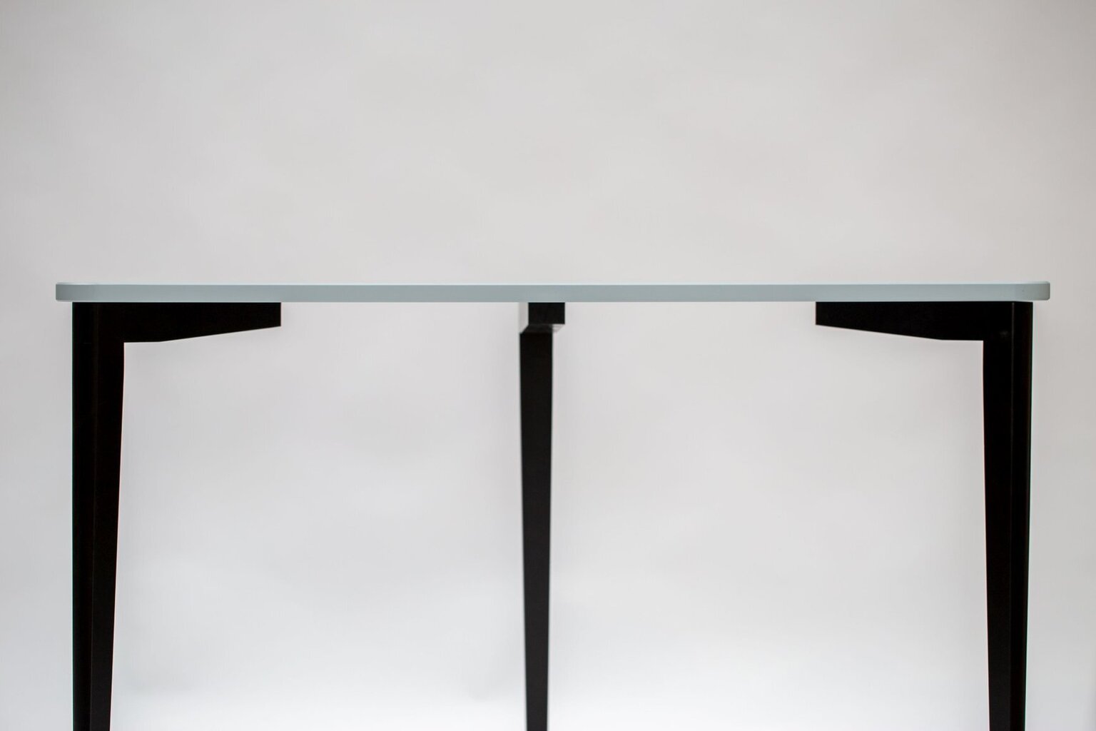 Kampinis stalas Naja, baltas/juodas kaina ir informacija | Kompiuteriniai, rašomieji stalai | pigu.lt