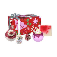 Набор подарков Bomb Cosmetics XOXO: шарики для ванны, 2 шт. + шарик масла + глицериновое мыло + масляная палочка цена и информация | Масла, гели для душа | pigu.lt