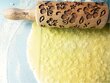 Algis Crafts dekoruotas medinis kočėlas sausainiams ir keramikai Hibiskus kaina ir informacija | Virtuvės įrankiai | pigu.lt