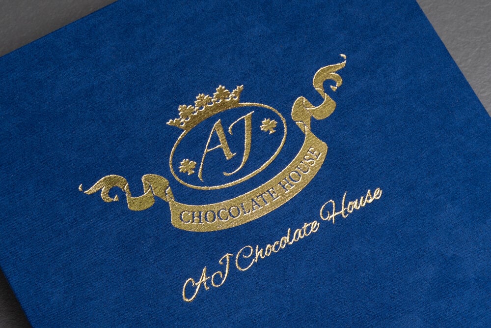 Mėlyna aksominė dėžutė su įvairiais belgiškais šokoladais, 500g kaina ir informacija | Saldumynai | pigu.lt