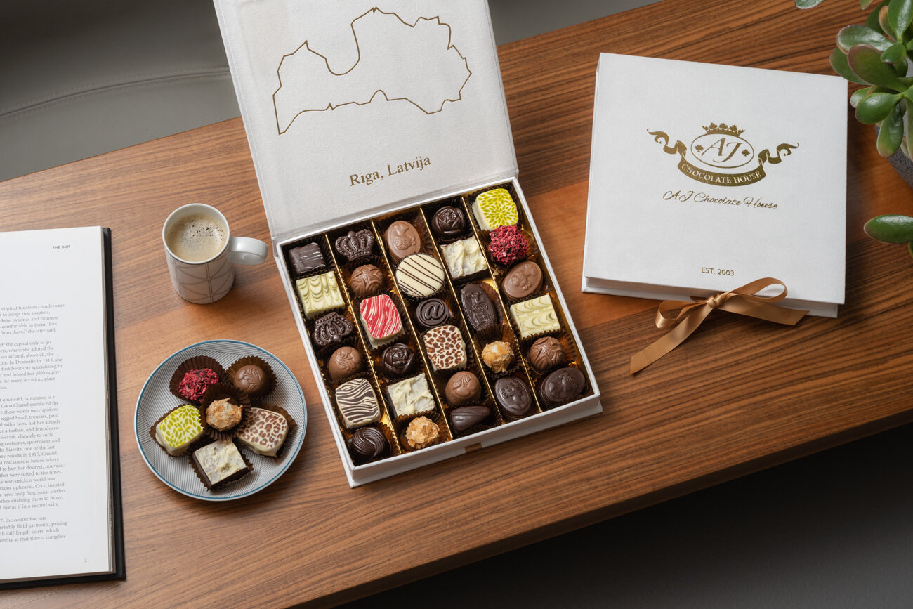 Balto aksomo dėžutė su įvairiais belgiškais šokoladais, 500g kaina ir informacija | Saldumynai | pigu.lt