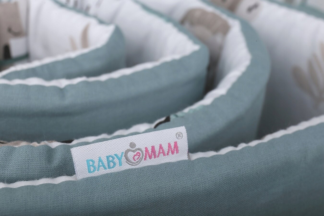 Minkšta kūdikio lovytės apsauga Babymam, 180x30 cm, žalia/balta kaina ir informacija | Saugos varteliai, apsaugos | pigu.lt