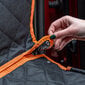 Automobilinis kilimėlis su saugos diržu šunims Ragi, 35x134 cm, juodas/oranžinis kaina ir informacija | Kelioniniai reikmenys | pigu.lt