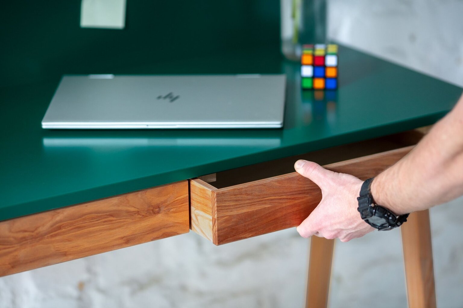 Rašomasis stalas Luka, 135x85 cm, rožinis kaina ir informacija | Kompiuteriniai, rašomieji stalai | pigu.lt