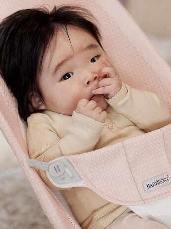 Gultukas Babybjörn Balance soft mesh, 005142, pearly pink/white kaina ir informacija | Gultukai ir sūpynės | pigu.lt