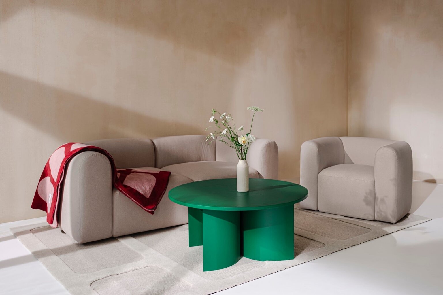 Sofa Flom, smėlio spalvos цена и информация | Sofos | pigu.lt