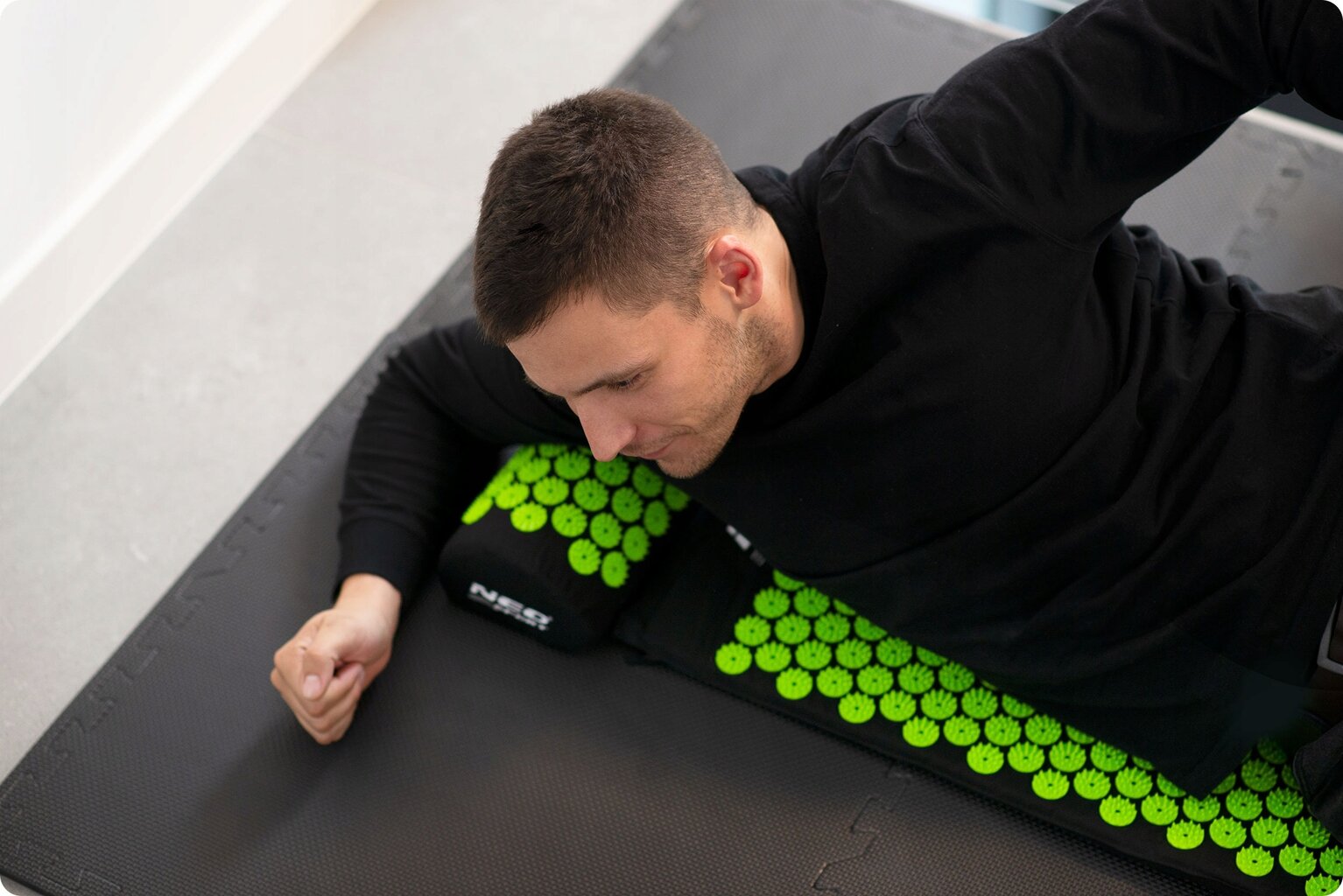 Akupresūros masažinis kilimėlis su pagalve Neo-sport, 67x41x2.5cm žalia/juoda kaina ir informacija | Masažo reikmenys | pigu.lt