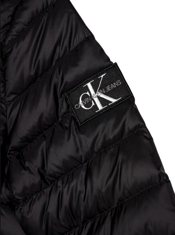 Calvin Klein striukė berniukams CK Light Down Jacket IB0IB00554 BEH, juoda kaina ir informacija | Striukės berniukams | pigu.lt