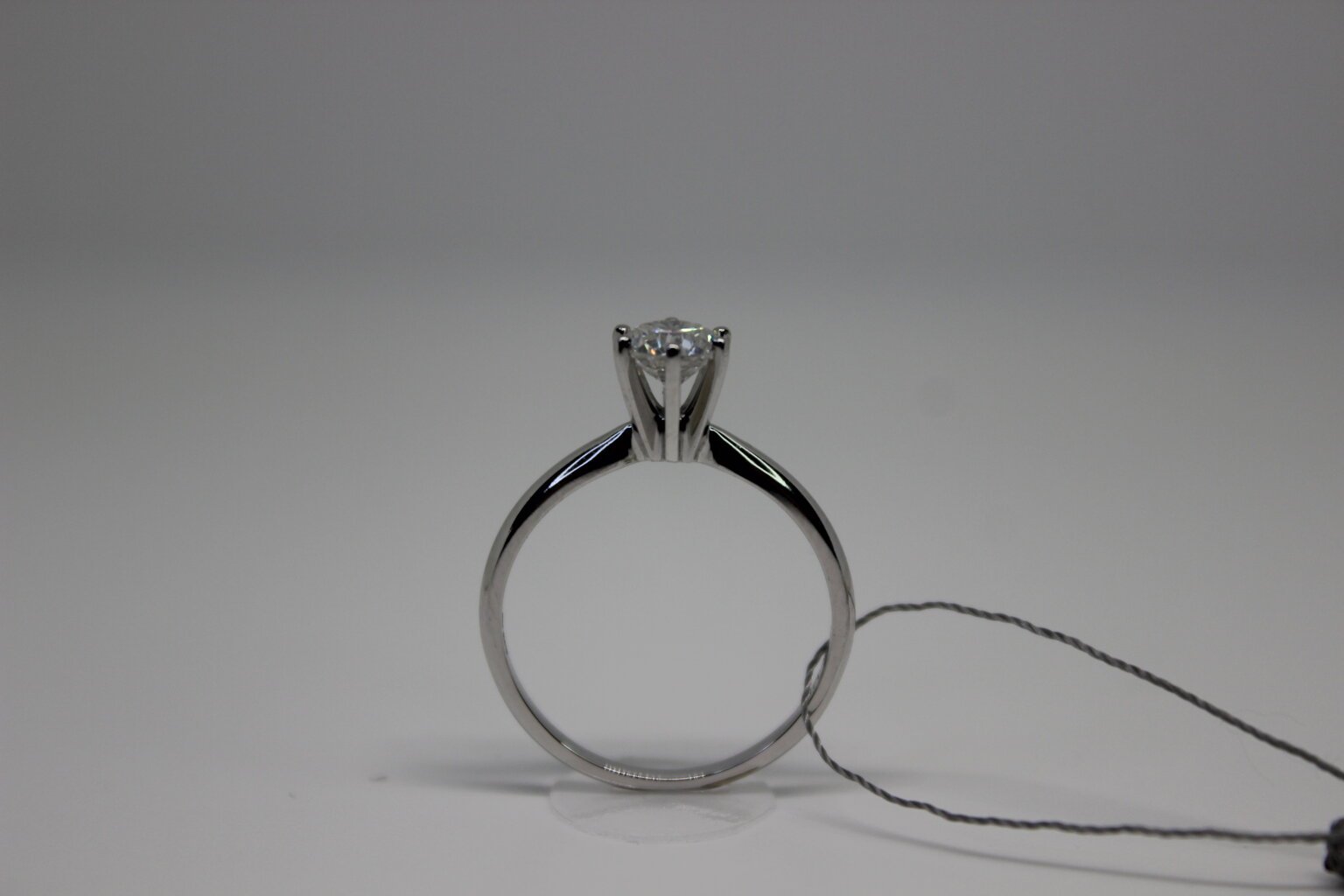 Balto aukso žiedas su deimantu 0,7 ct цена и информация | Žiedai | pigu.lt
