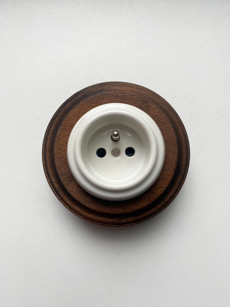 Olde Worlde Wooden Single French Socket elektros lizdai Ruda tamsiai ruda balta , kaina ir informacija | Elektros jungikliai, rozetės | pigu.lt