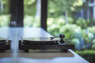 "Pro-Ject JukeBox E1" + fortepijono OM5e patefonas, "viskas viename" / "Plug and Play" sistema su "Bluetooth", raudona kaina ir informacija | Plokštelių grotuvai ir patefonai | pigu.lt