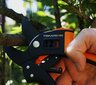 Sekatorius atraminiais ašmenimis Fiskars PowerStep™ P83 111670 цена и информация | Sodo įrankiai | pigu.lt