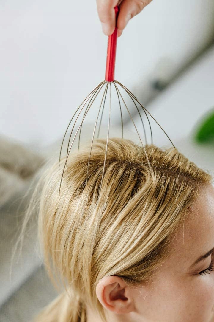 Ajurvedinis plieninis galvos masažuoklis + dėklas Gamintojo kodas Scratcher plaukų galvos masažuoklis