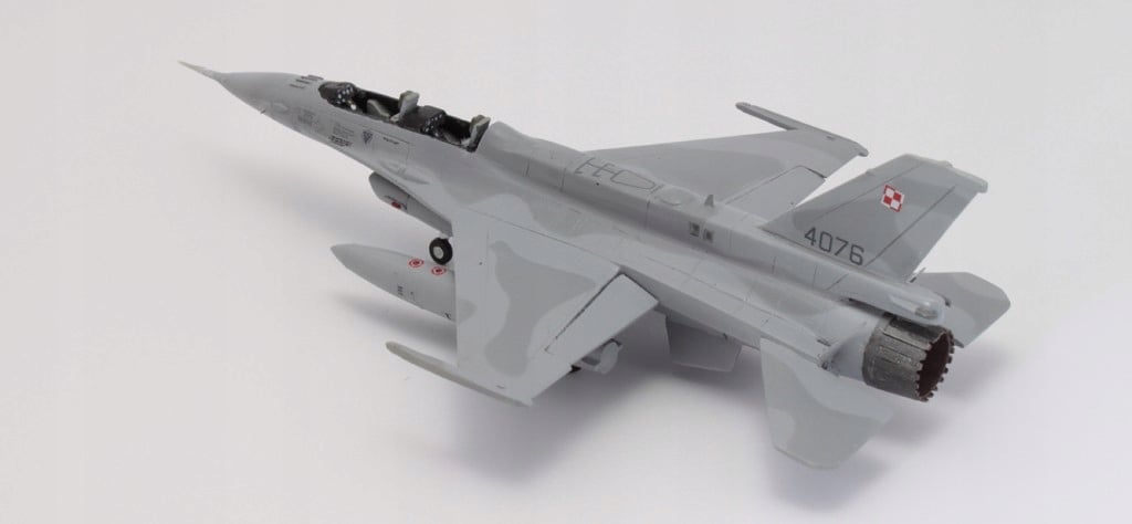 Modelis F-16 Polish JASTRZĄB klijavimui + DAŽAI KLIJAI Surinkimo būsena Surenkama