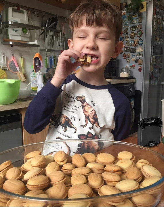 PÄHKLIKÜPSISE TOADER VORM 24 tk.  1700 W Toote kaal koos eraldi pakendiga 2,42 kg