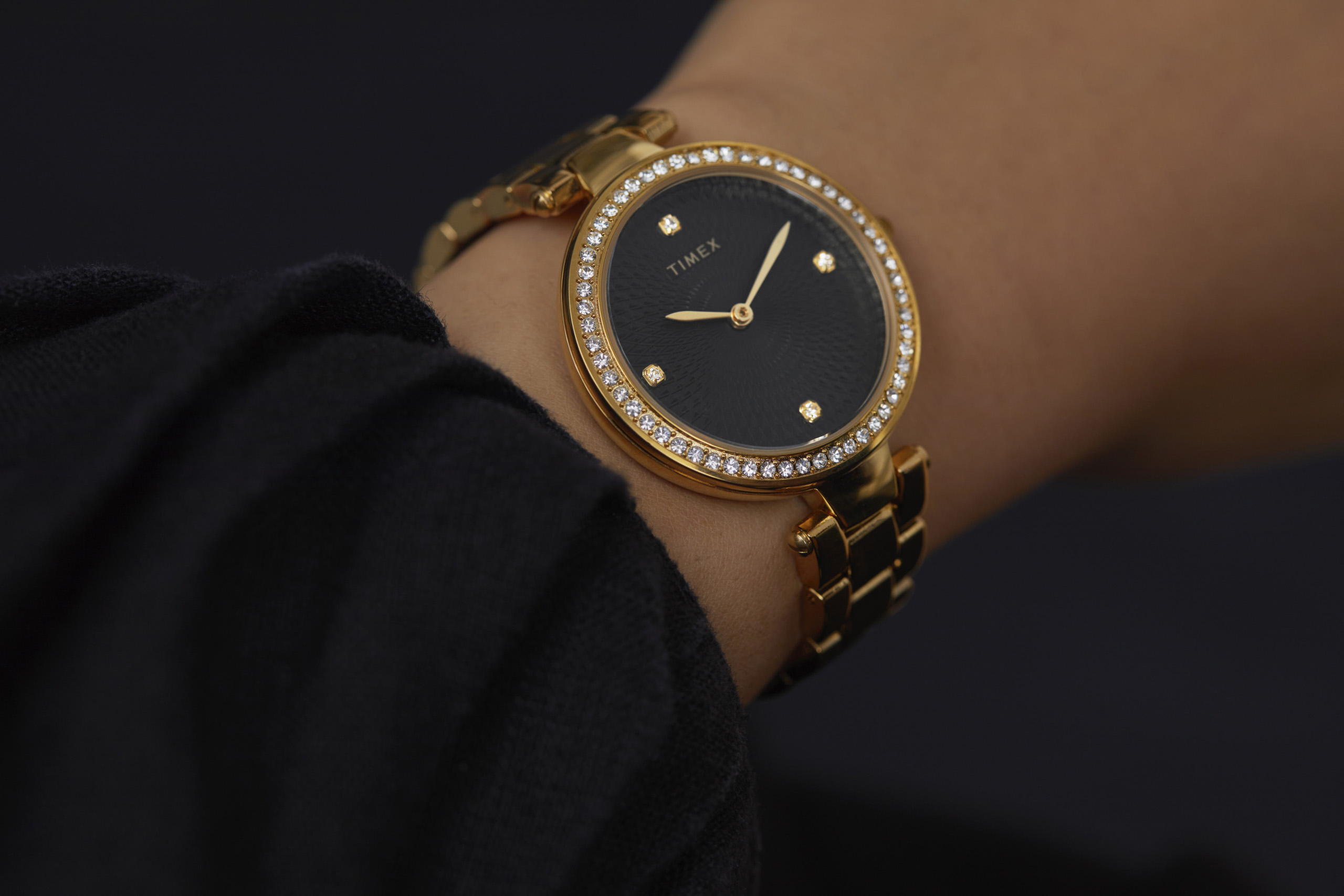 Sieviešu zelta Timex juvelierizstrādājumu pulkstenis, rokassprādze, cirkoni, melns ciparnīca.Plaukstas tips
