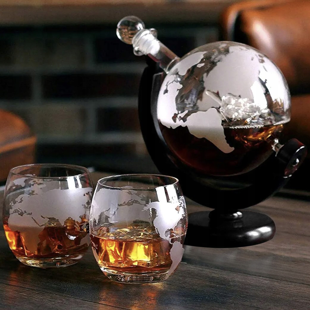 Globe Whisky Dekanterio rinkinys iš 2 stiklinių padėkliukai Žnyplės Kubeliai 850 ml Talpa 0,85 l