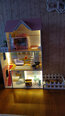 Medinis lėlių namelis - 123 cm, LED apšvietimas, terasa, aksesuarai, darželis