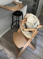 Medinė maitinimo kėdutė su pagalvėle Bebe Confort Timba, Natural/Happy Day
