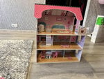 Medinis lėlių namelis su baldais