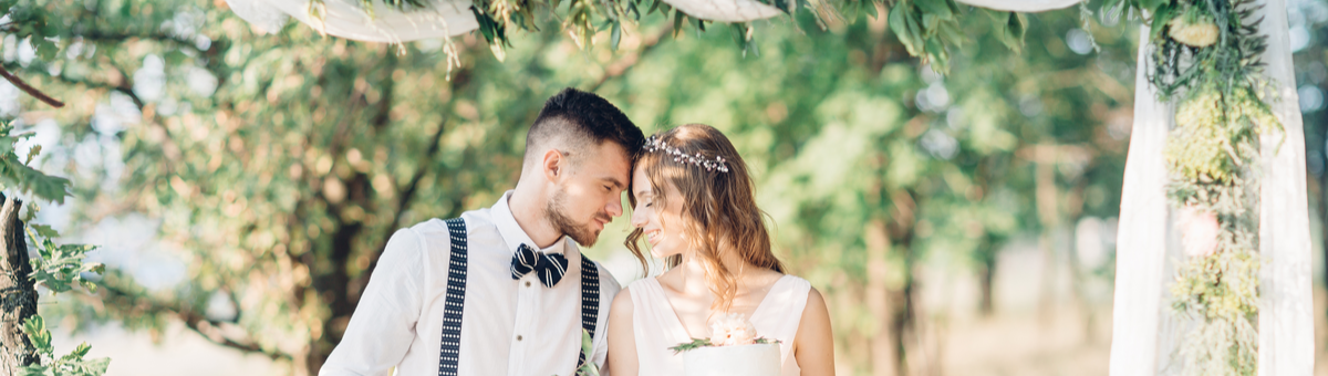 jaunavedziai romantiskai svencia savo vestuves gamtoje 