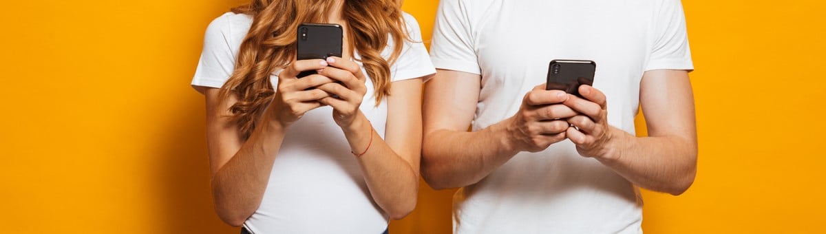 парень и девушка со смартфонами в руках