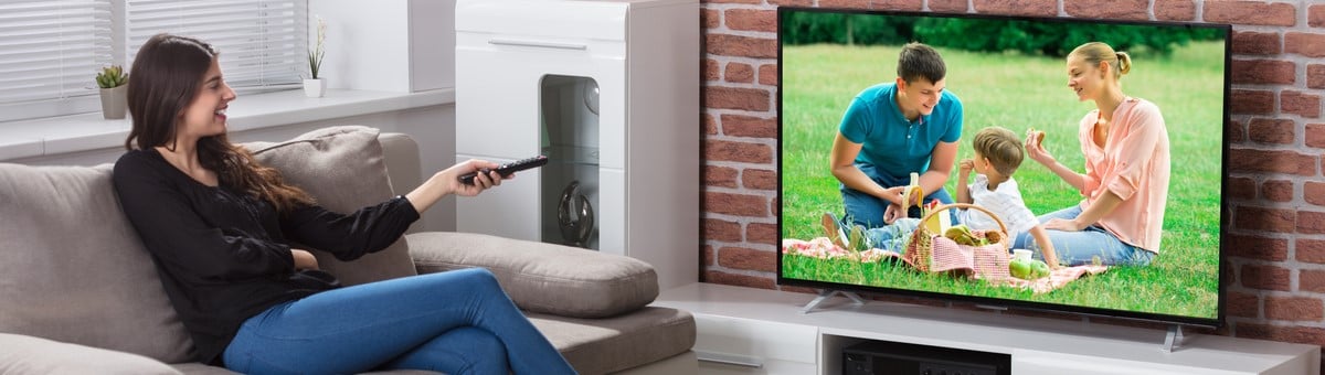 mergina dziaugiasi ziuredama samsung televizoriu smart tv namuose