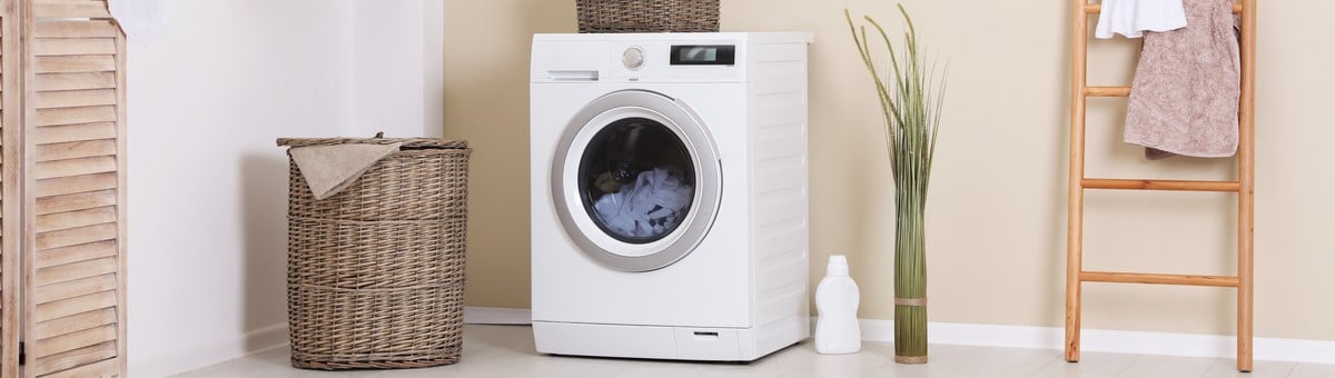 skalbimo masina moderniame vonios kambaryje