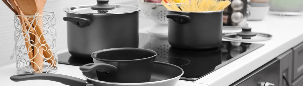 virtuveje gaminami patiekalai naudojant elektrine kaitlente virykle ir tamsaus metalo indus