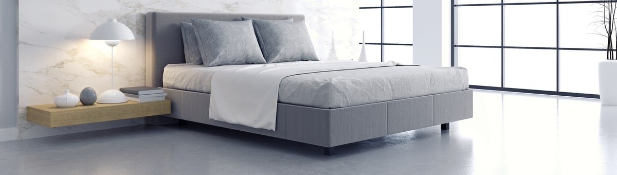 modernaus stiliaus miegamajame kambaryje stovi lova