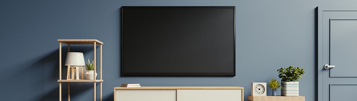 плоскоэкранный телевизор на стене в гостиной