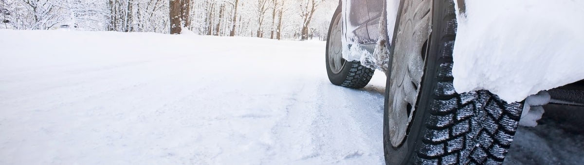 automobilis su zieminemis padangomis vaziuoja snieguotu keliu link misko