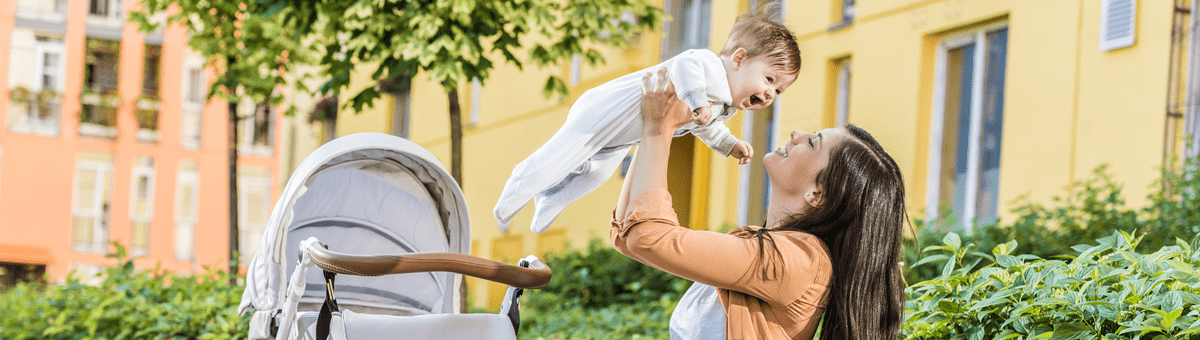 mama su kudikiu leidzia laika parke gamtoje salia pasistate sviesu kudikiu vezimeli