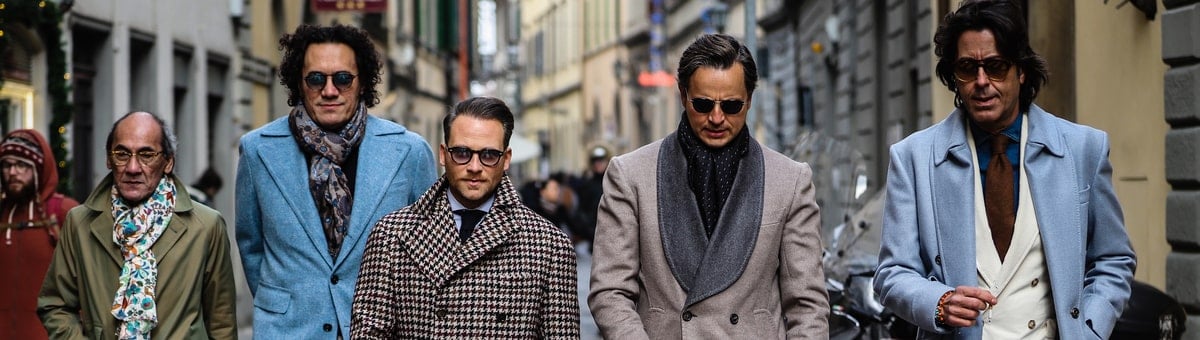 стильные мужчины гуляют по городу в осенних куртках