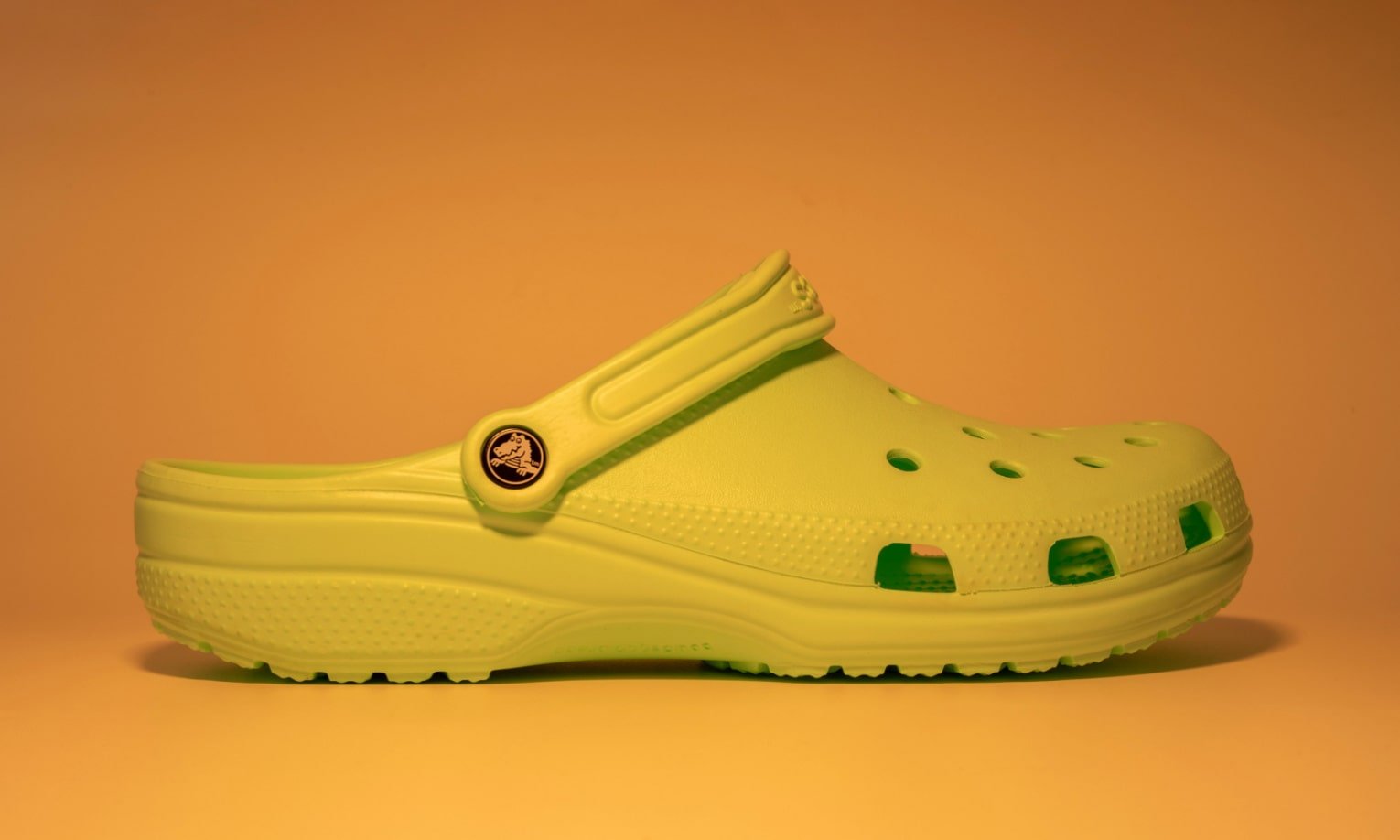 обувь crocs в зеленом оттенке