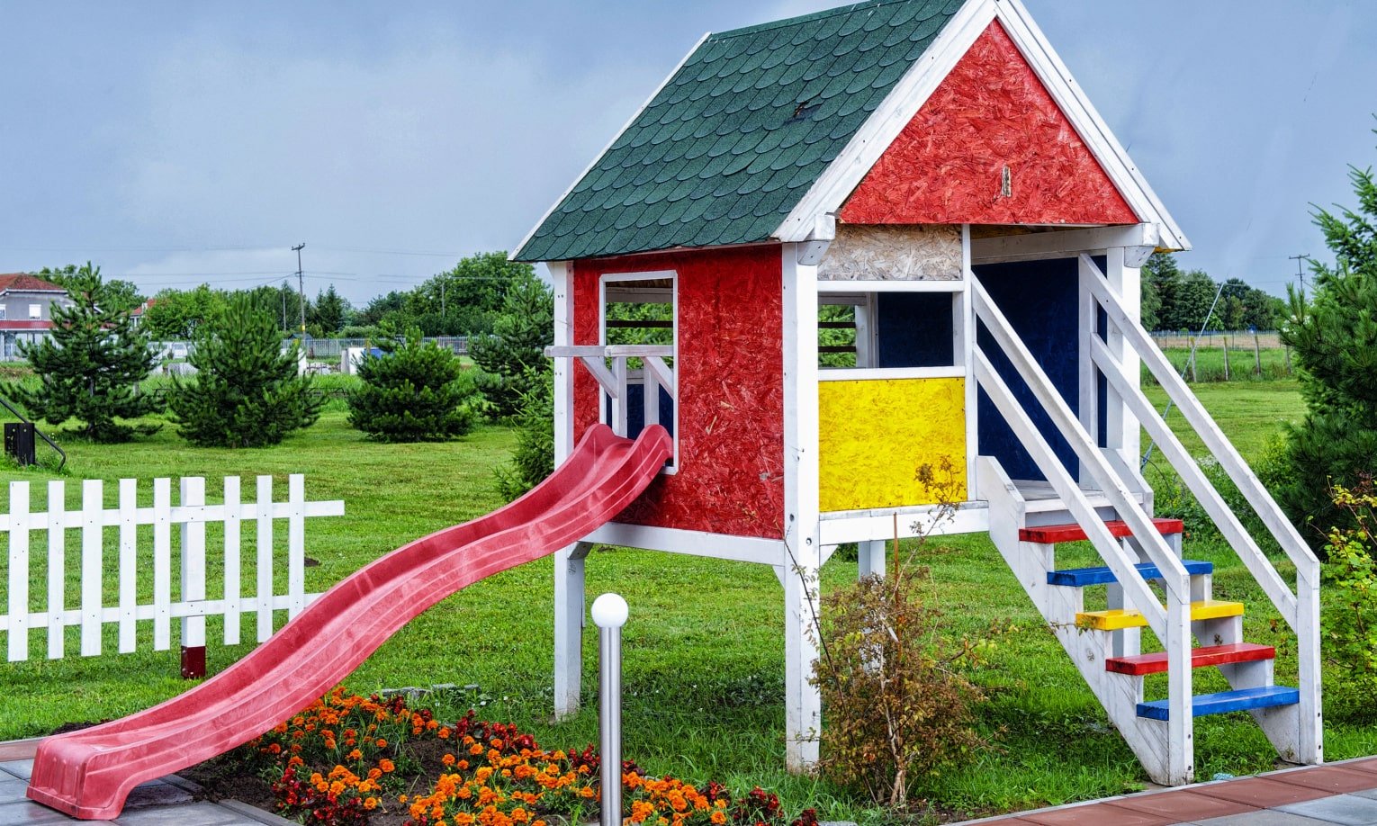 детский игровой домик на заднем дворе